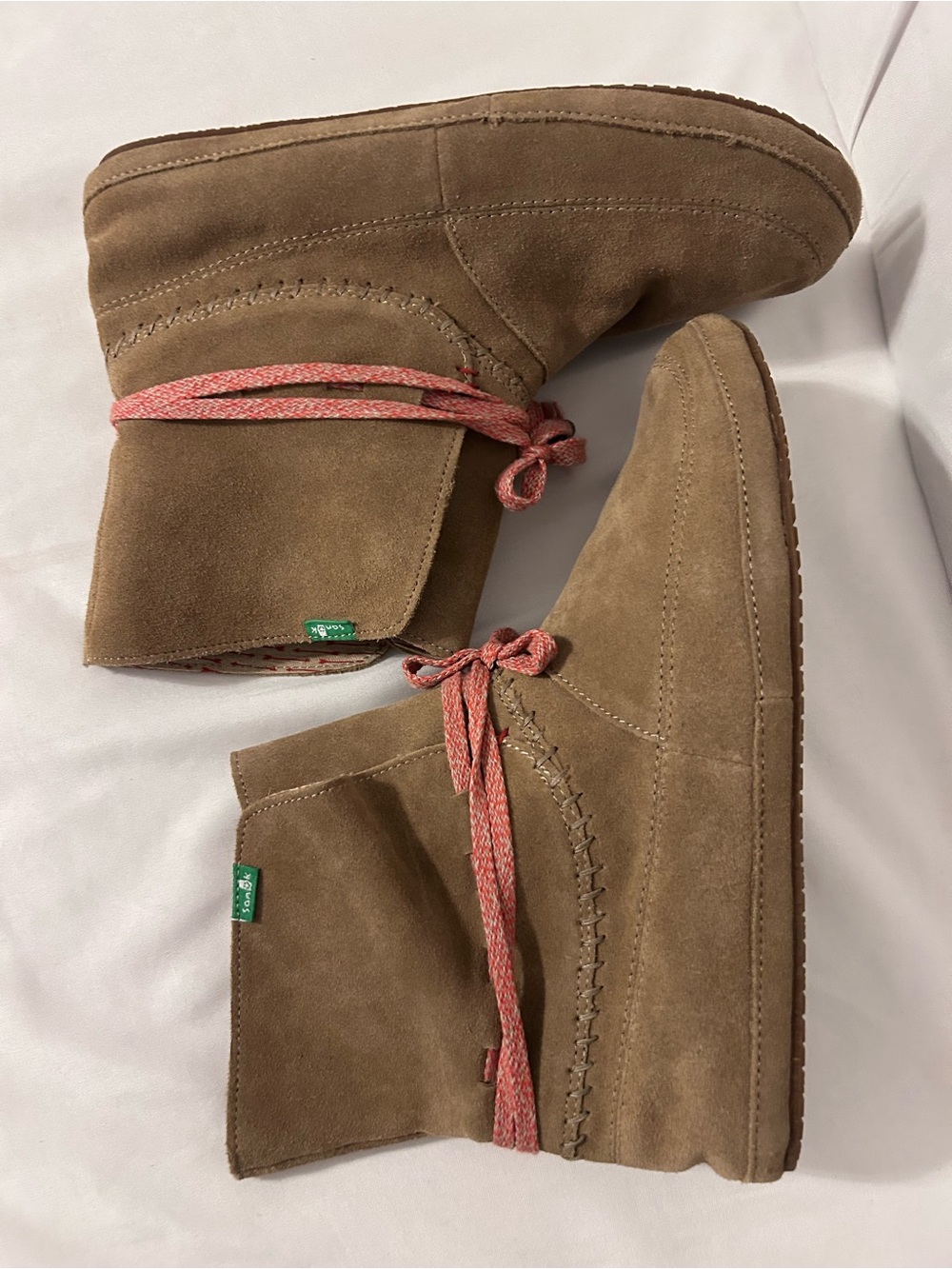 Sanuk Women’s Tan Suede Lace-Up Ankle Boots with Coral Laces - Picture 8 of 8